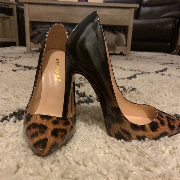 Brand new size 7 patent leather pumps - Picture 2 of 4